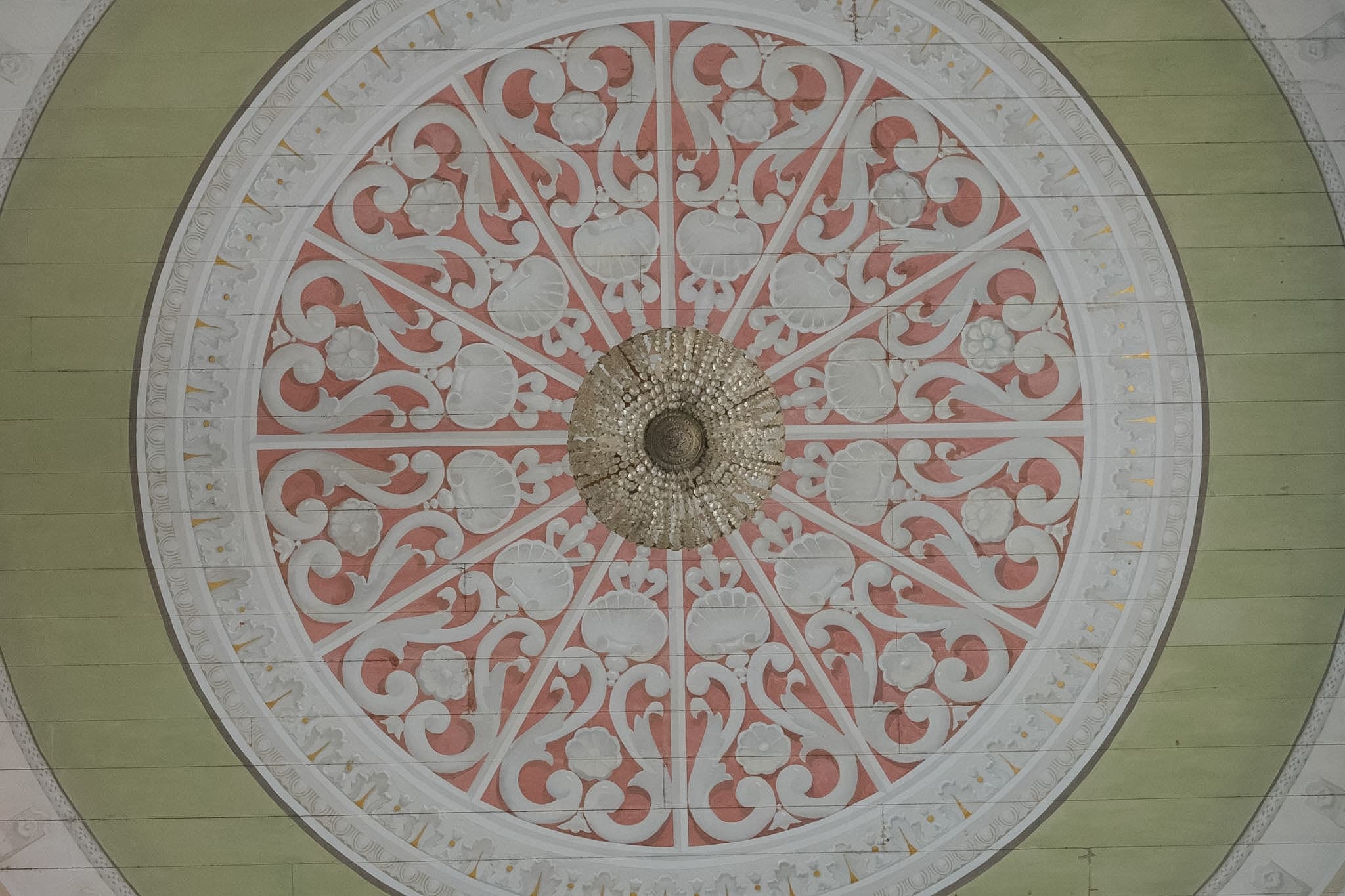 Detalhe de teto ornamentado com formas circulares e florais